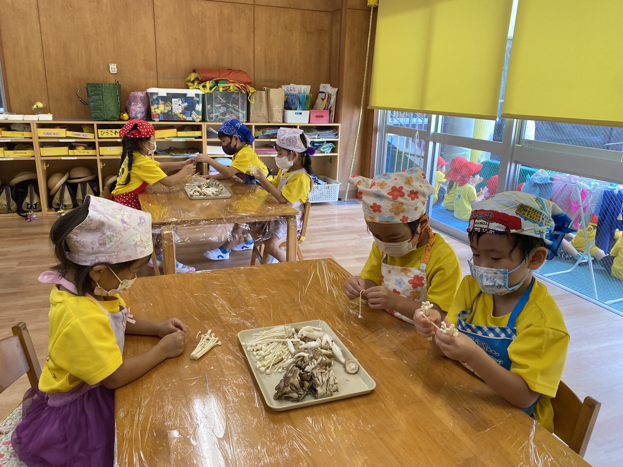 保護中: ☆年中組　食育「きのこ汁作り」